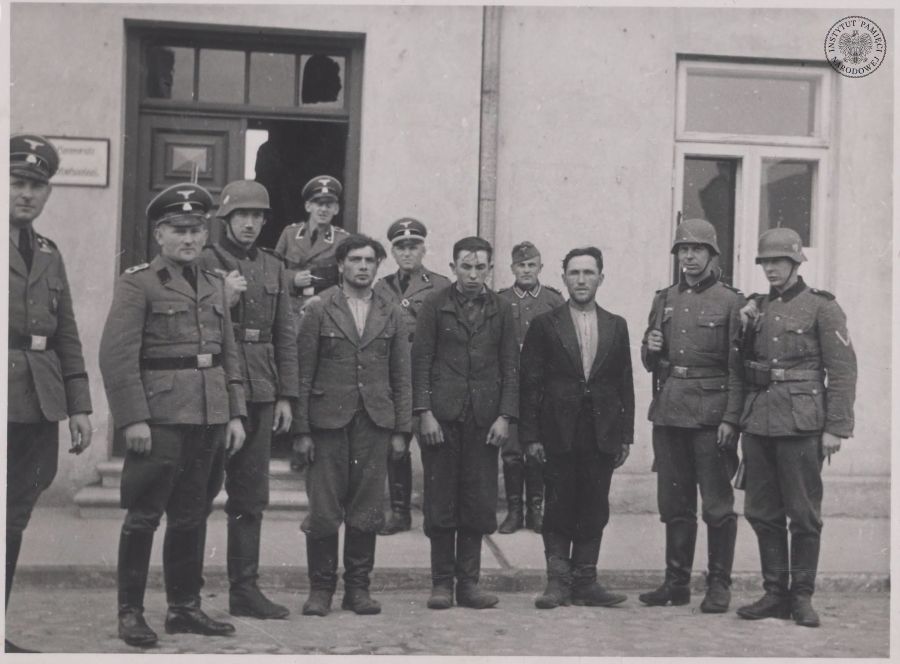 Zdjęcie z albumu nazistowskiego zbrodniarza. Kim byli mężczyźni sfotografowani tuż przed egzekucją?